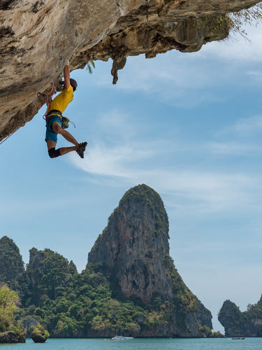 En klatrer i bratt overheng på Tonsai i Thailand